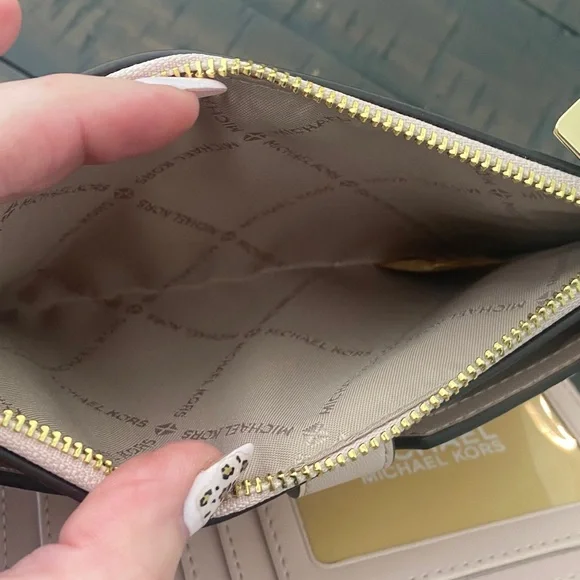Michael Kors Cream Monogram Phone Pocket Wallet 🤩🤩🤩 - Picture 4 of 9